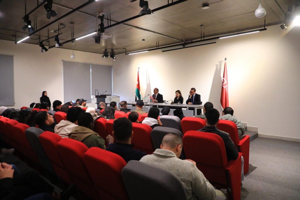 أمين عام وزارة الخارجية الفايز يحاور طلبة إعلام 