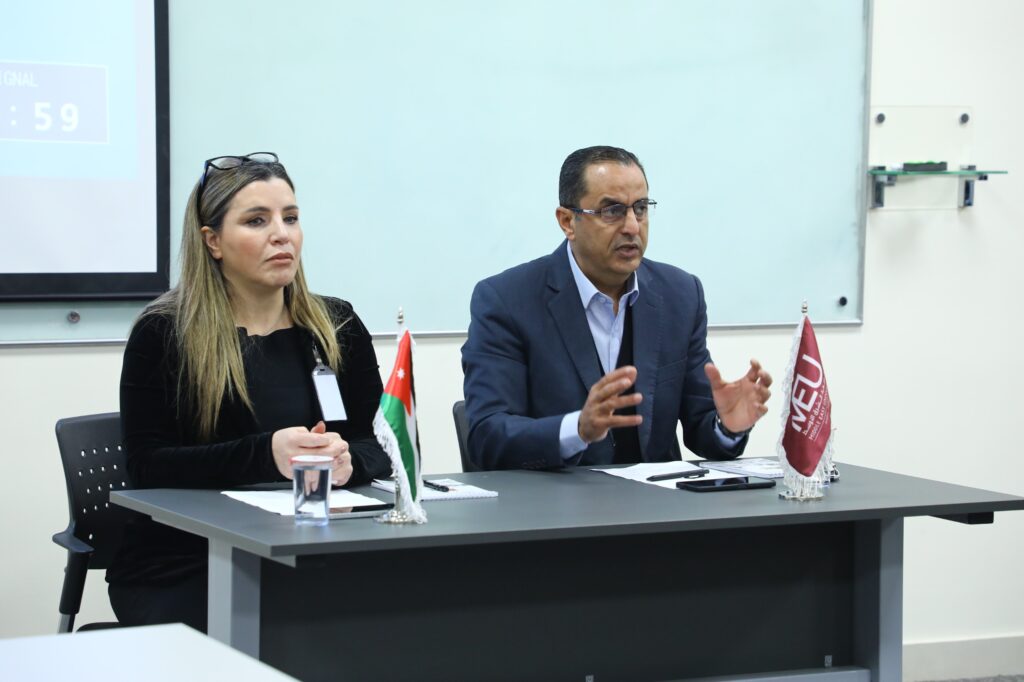 Military expert Abu Zaid discusses military discourse in the media with Middle East University students.
